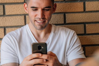 Cep telefonuna ya da akıllı telefona bakan adama yakın çekim