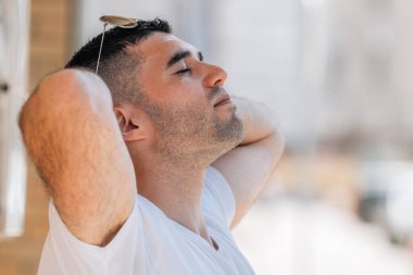 Yazın açık havada rahat nefes alan bir adam.