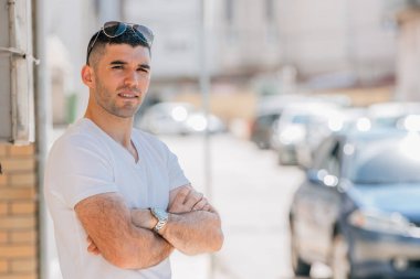 Sokaktaki orta yaşlı bir adamın portresi.