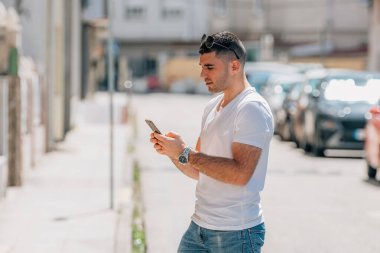 Sokakta cep telefonu olan bir adam.