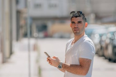 Sokakta cep telefonu olan bir adam.