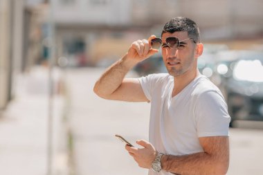 Sokakta cep telefonu olan bir adam.