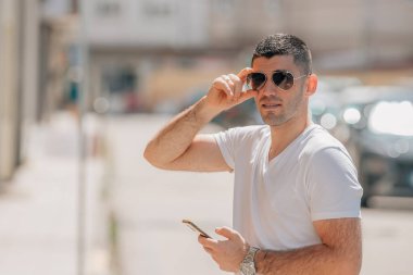 Sokakta cep telefonu olan bir adam.