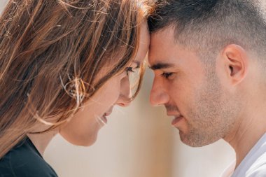 Kafa kafaya vermiş genç çift