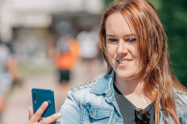 Dziewczyna Ulicy Telefonu Komórkowego Nagrywania Lub Podejmowania Selfie — Zdjęcie stockowe