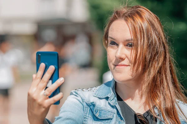 Ragazza Strada Con Registrazione Del Telefono Cellulare Fare Selfie — Foto Stock
