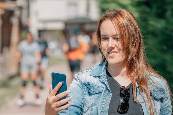 Ragazza Strada Con Registrazione Del Telefono Cellulare Fare Selfie — Foto Stock