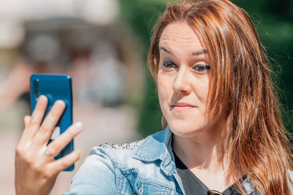 Dziewczyna Ulicy Telefonu Komórkowego Nagrywania Lub Podejmowania Selfie — Zdjęcie stockowe