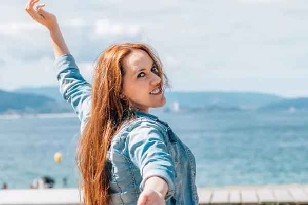 Donna Naturale Godendo Sulla Spiaggia Estate — Foto Stock