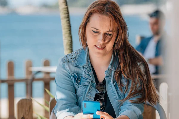 Mulher Sentada Terraço Verão Com Telefone Móvel — Fotografia de Stock