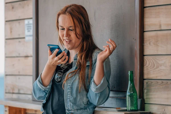 Mulher Com Telefone Celular Enviando Mensagem Voz — Fotografia de Stock
