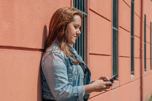 Pige Gaden Chatter Eller Sender Besked Med Mobiltelefon - Stock-foto