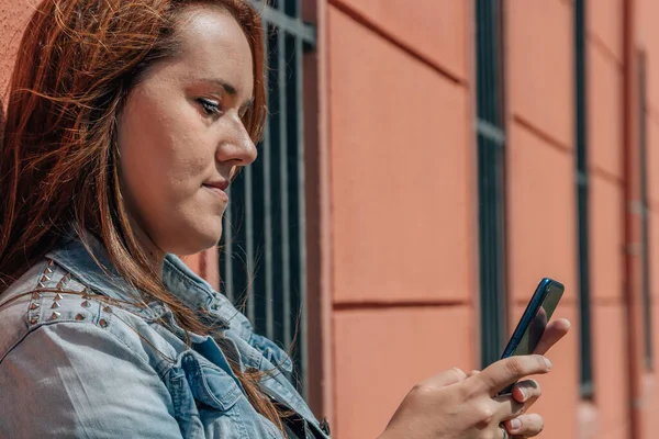 Pige Gaden Chatter Eller Sender Besked Med Mobiltelefon - Stock-foto