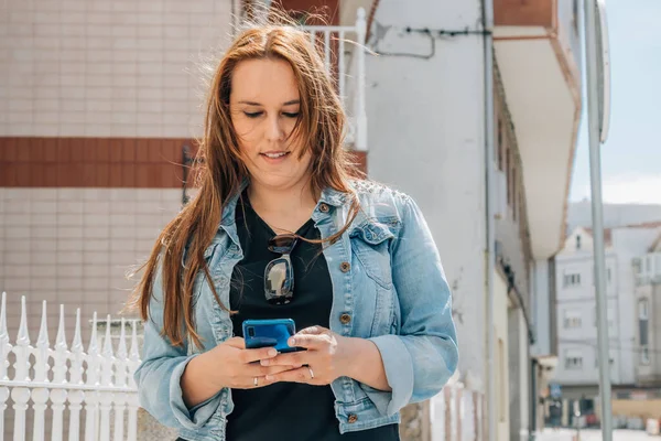 Mulher Andando Rua Com Telefone Celular — Fotografia de Stock