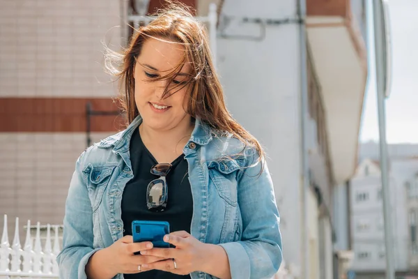 Žena Středního Věku Mobilním Telefonem Chatování Nebo Psaní — Stock fotografie