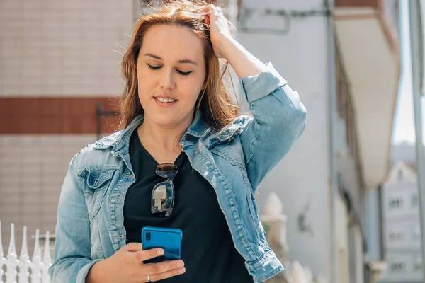 中年の女性は携帯電話のチャットや入力で — ストック写真