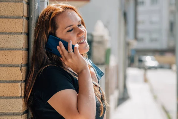 Жінка Вулиці Говорить Мобільному Телефоні — стокове фото