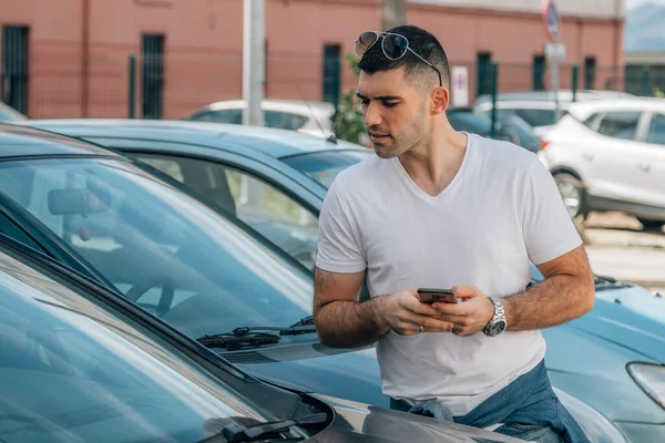 Homem Comprando Carro Usado Segunda Mão Concessionária — Fotografia de Stock