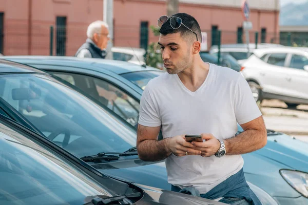 Muž Kupující Ojeté Nebo Ojeté Auto Prodejně — Stock fotografie