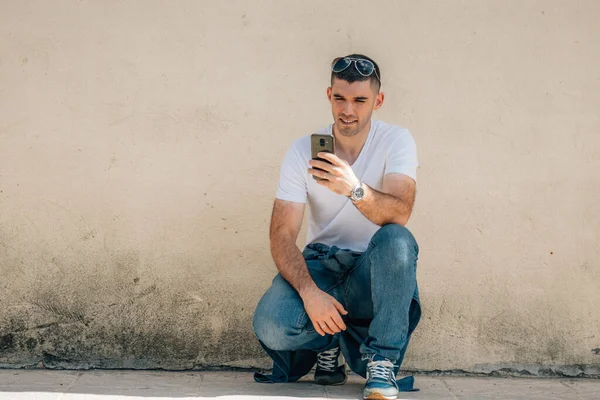 Volwassen Man Van Middelbare Leeftijd Met Mobiele Telefoon Muur Geïsoleerd — Stockfoto