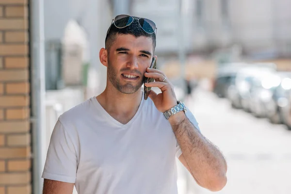 Jeune Homme Adulte Parlant Sur Téléphone Portable Smartphone Dans Rue — Photo