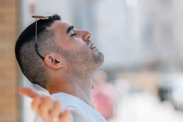 Homem Respirando Relaxado Livre Verão — Fotografia de Stock