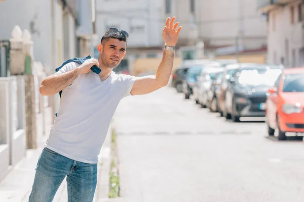 Homem Rua Acenando Chamando Atenção Transporte Táxi — Fotografia de Stock