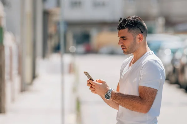 Homem Com Telefone Celular Rua — Fotografia de Stock