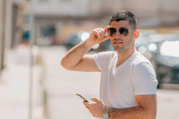 Homme Avec Téléphone Portable Dans Rue — Photo