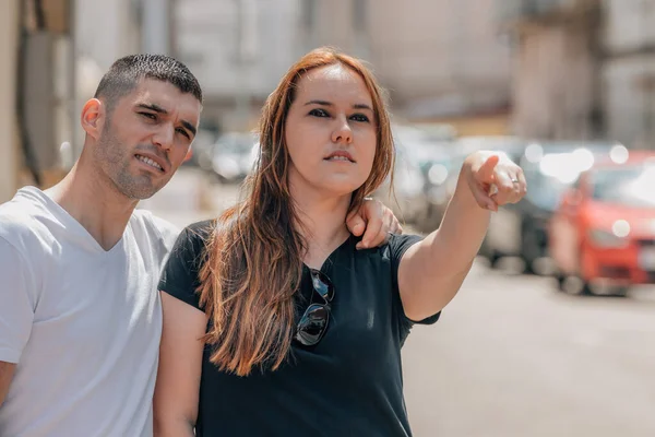 Voyage Homme Femme Couple Pointant Sur Rue — Photo