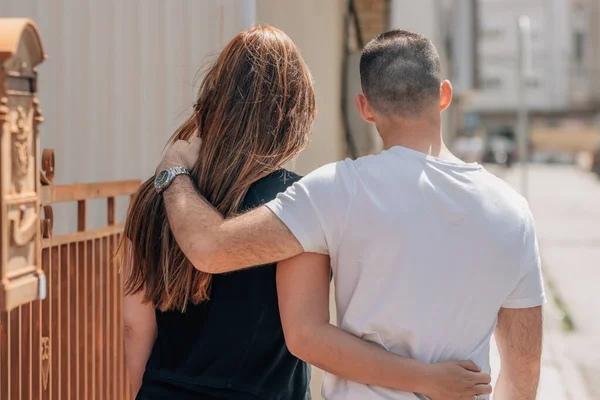 Uomo Donna Coppia Piedi Back Back Sulla Strada — Foto Stock