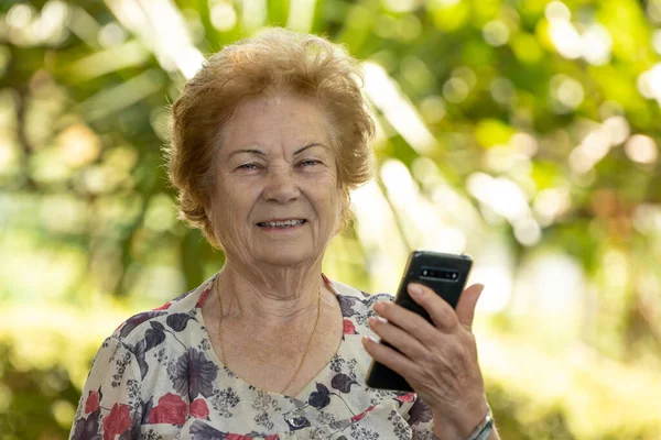 Donna Anziana Con Telefono Cellulare Cellulare All Aperto — Foto Stock