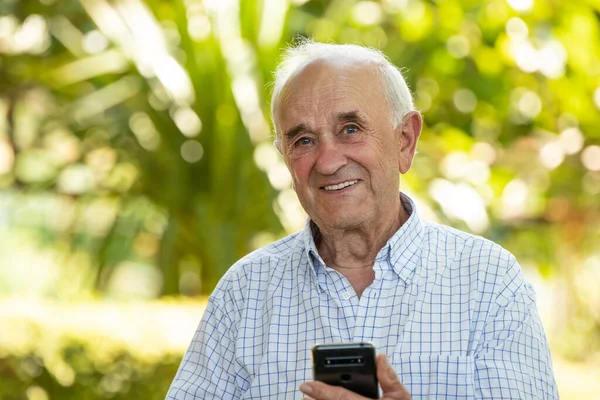 拿着手机或智能手机的老年人 — 图库照片