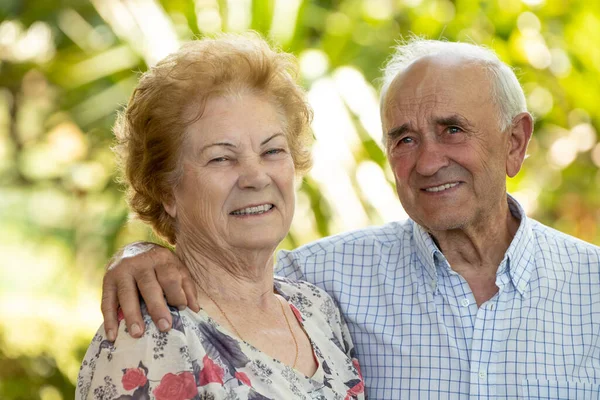 Retrato Abuelos Felices Pareja Ancianos Sonriendo — Foto de Stock
