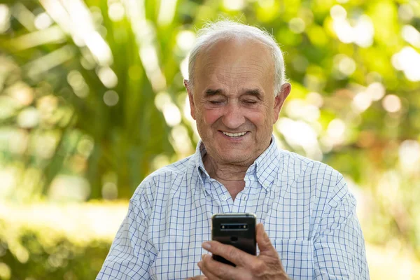 Старший Чоловік Мобільним Телефоном Або Смартфоном — стокове фото