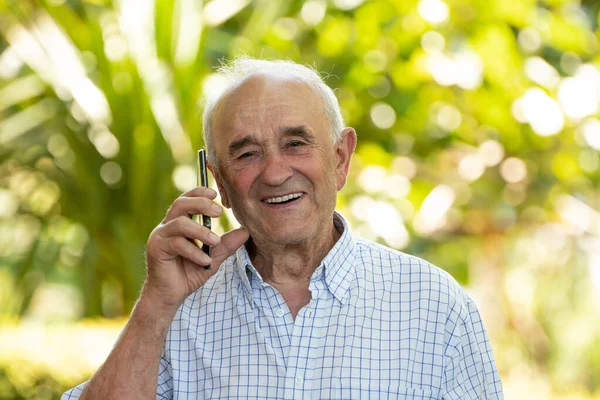 老年人用手机或手机交谈 — 图库照片