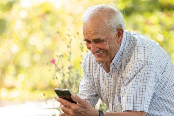 Senior Man Chatting Mobile Phone Smartphone — Fotografia de Stock