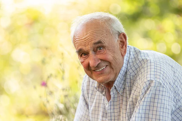 Senior Man Smiling Natural Outdoors — 图库照片