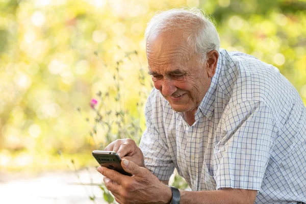 Старший Чоловік Спілкується Мобільним Телефоном Або Смартфоном — стокове фото