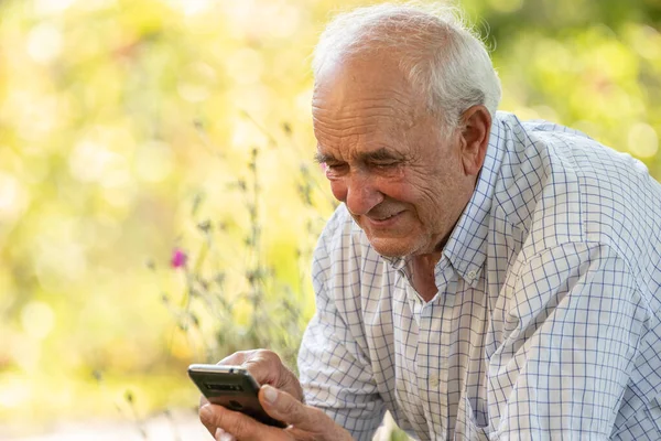 Старший Чоловік Спілкується Мобільним Телефоном Або Смартфоном — стокове фото