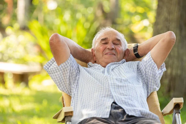 Senior Man Resting Happy Outdoors — Stock fotografie