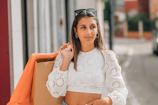 Latin Ung Kvinna Gatan Med Shoppingväskor — Stockfoto