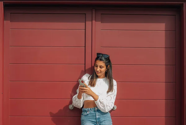 Menina Latina Fundo Vermelho Com Telefone Móvel — Fotografia de Stock