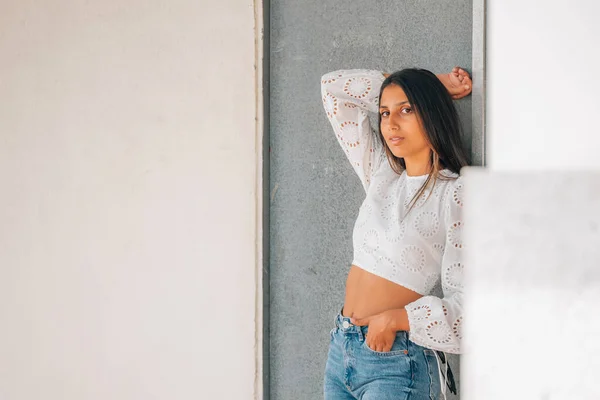 Latin Hispanic American Girl Street Wall — Stock Photo, Image