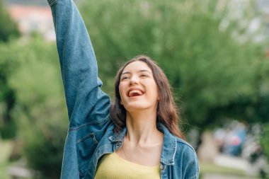 Mutlu genç kız neşe ve eğlence ifade ediyor