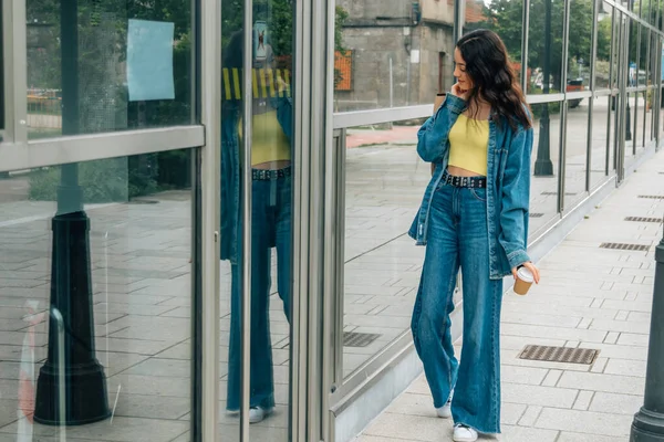 Menina Rua Comercial Com Xícara Café — Fotografia de Stock