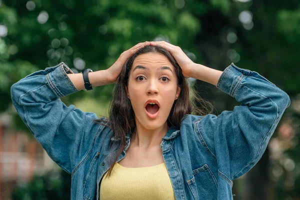 Girl Street Surprised Expression — Stock Photo, Image