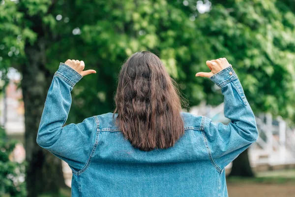 Menina Por Trás Com Gesto Apontando — Fotografia de Stock