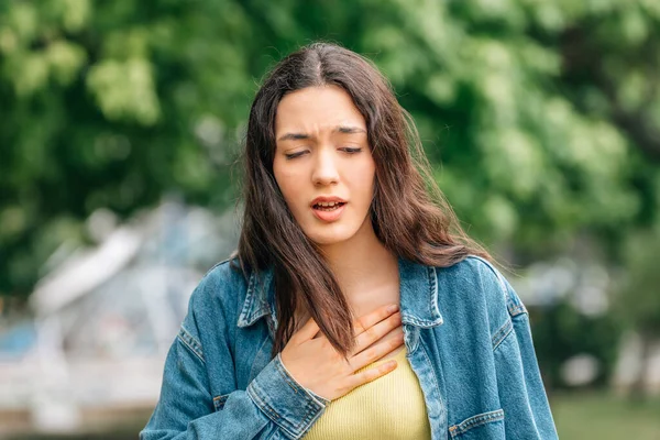 Meisje Straat Met Uitdrukking Van Angst Stress Pijn — Stockfoto