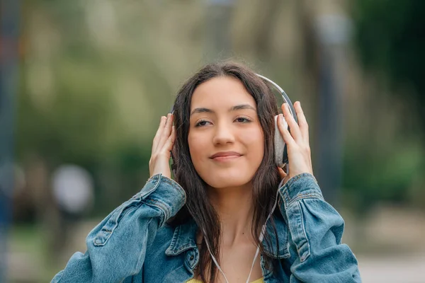 Κορίτσι Ακουστικά Στο Δρόμο Εξωτερικούς Χώρους — Φωτογραφία Αρχείου